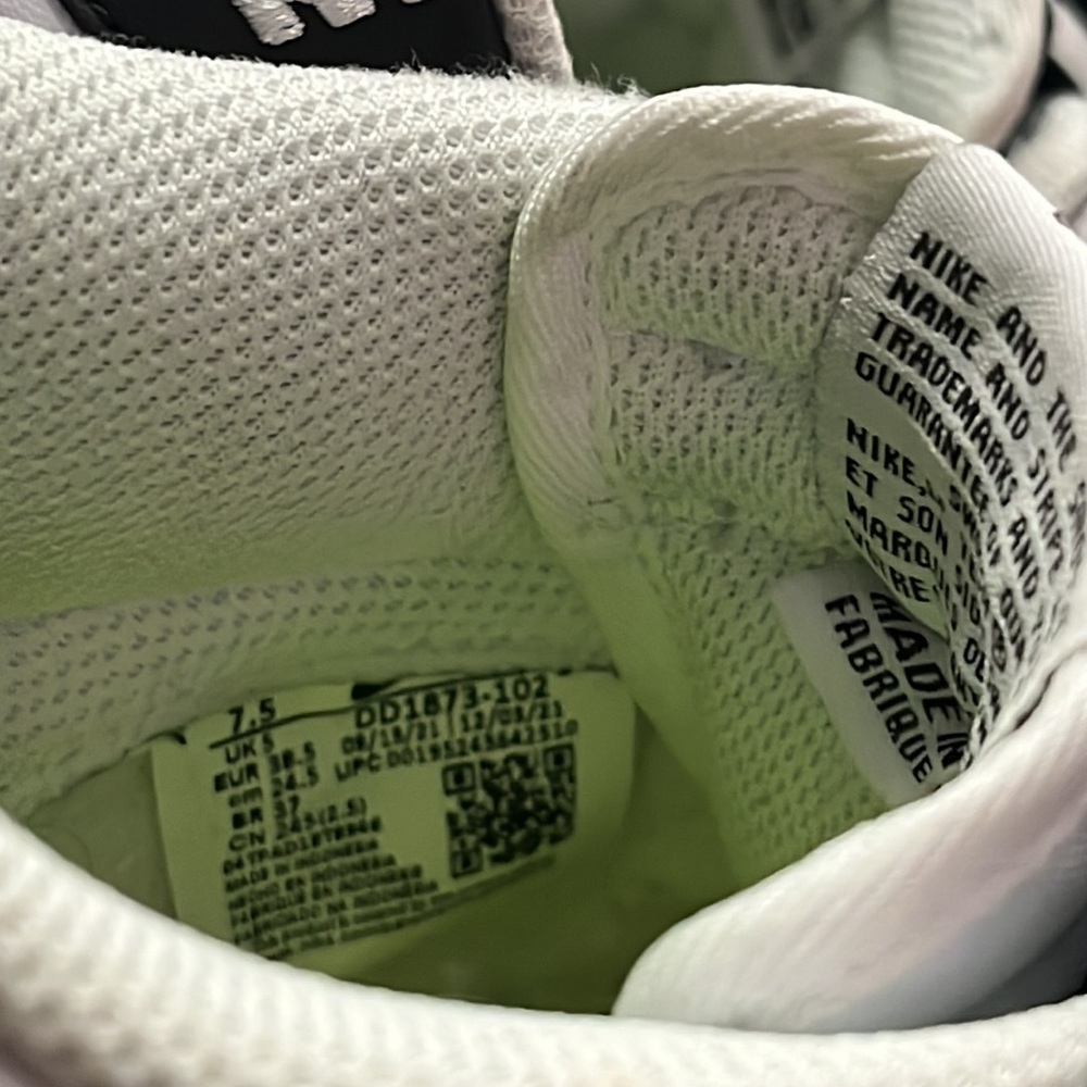 Nike Panda Dunks - Picture 6 of 8